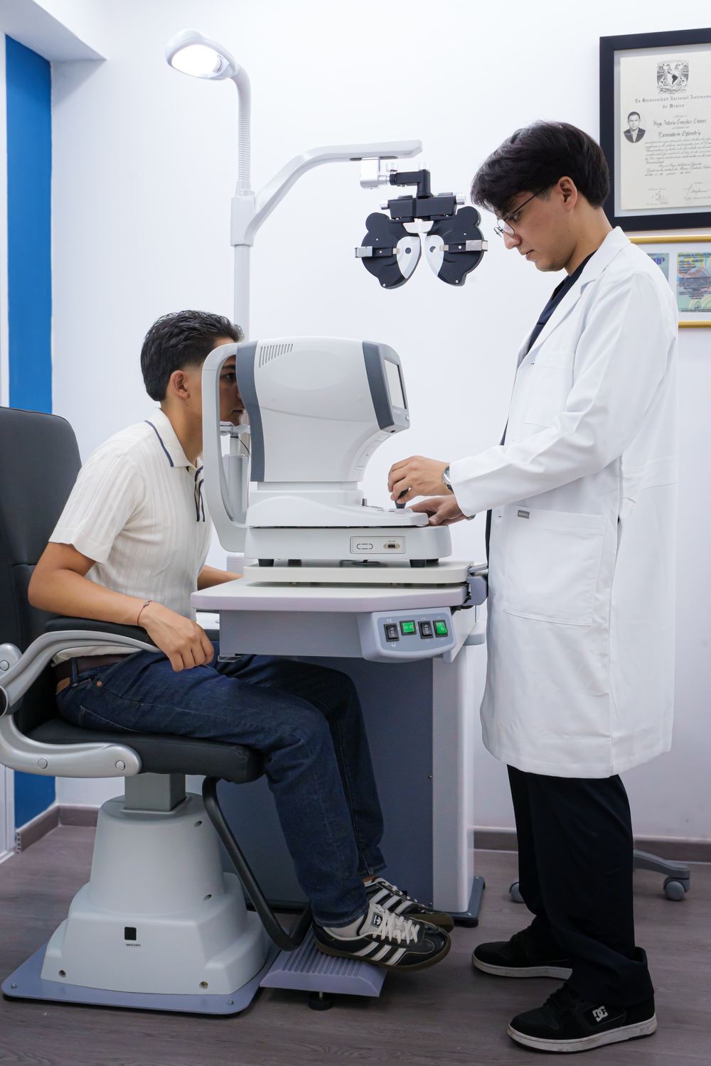 Examen con equipo de medición en el consultorio