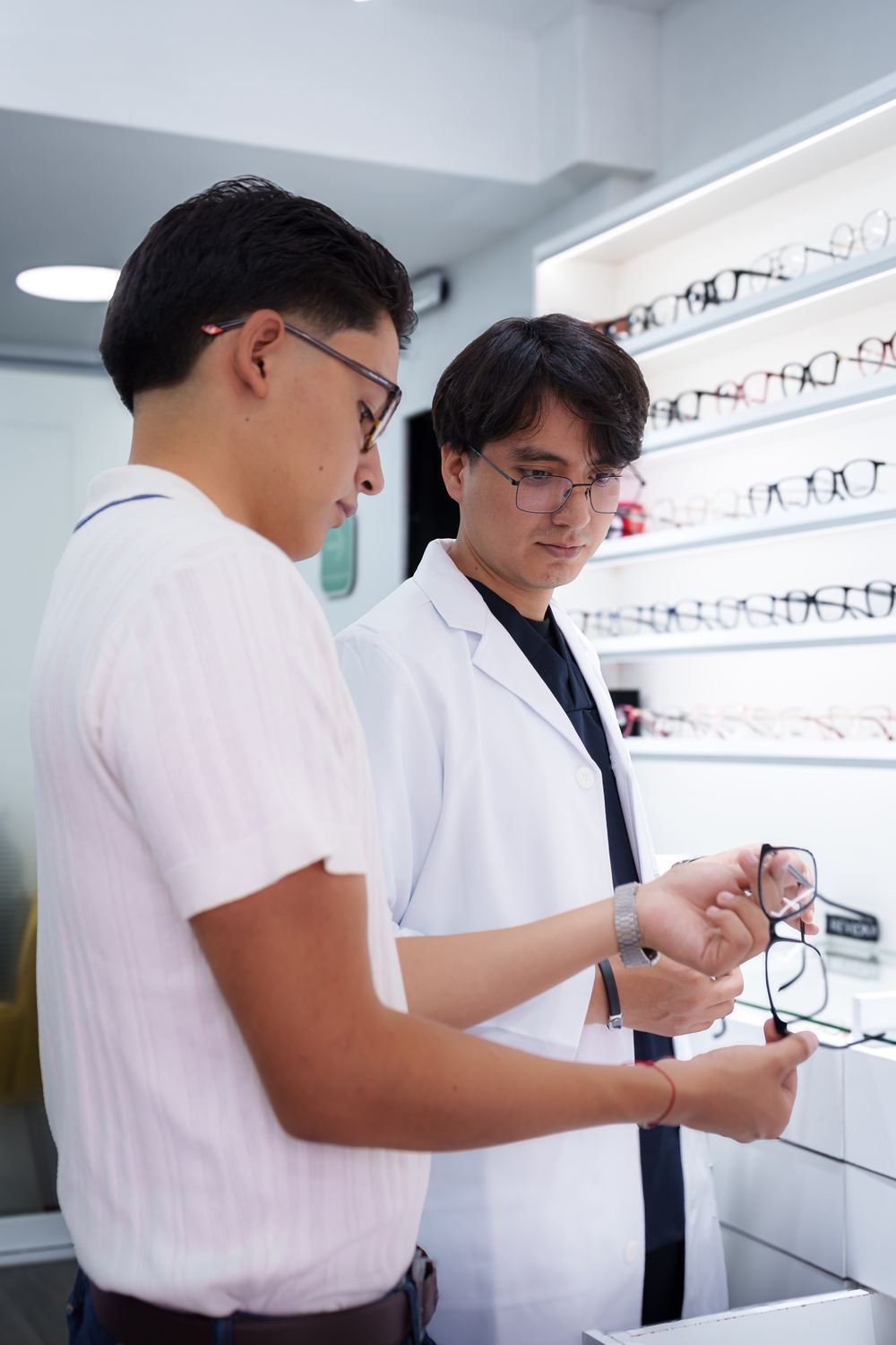 Entrega y ajuste de lentes al cliente