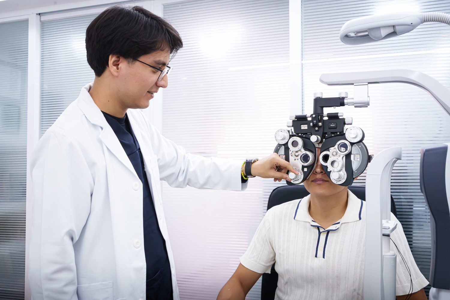 Licenciado en Optometría realizando un examen visual con foróptor en HS Galería Visual